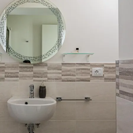 Cecco D'ascoli 아파트 *